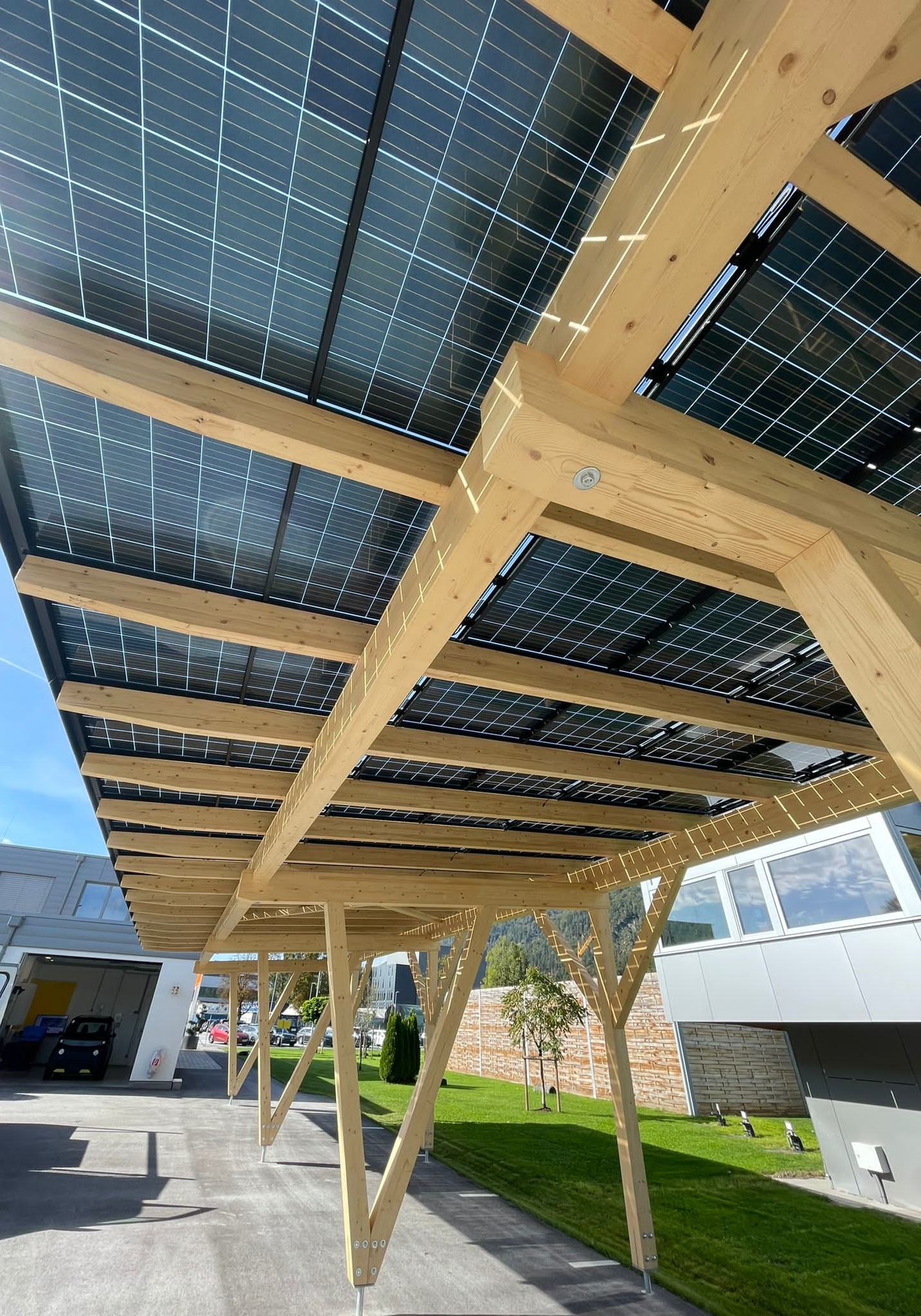 carport mit semitransparenten solarmodulen